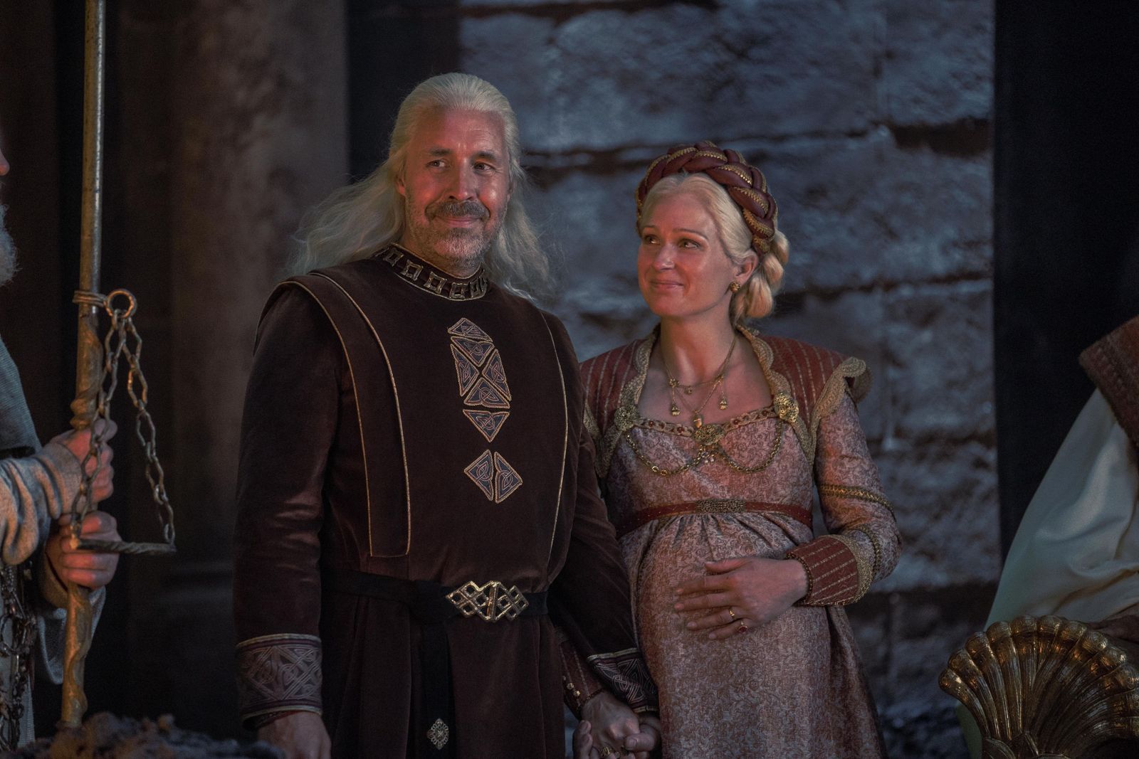 Eine Erinnerung an glückliche Tage: Rhaenyras Vater König Viserys I. Targaryen (Paddy Considine) und Königin Aemma Arryn (Sian Brooke) kurz vor dem Moment, der die Saat für den späteren Krieg pflanzte. 
 (Bild: 2022 Home Box Office, Inc. All rights reserved. / Ollie Upton		)