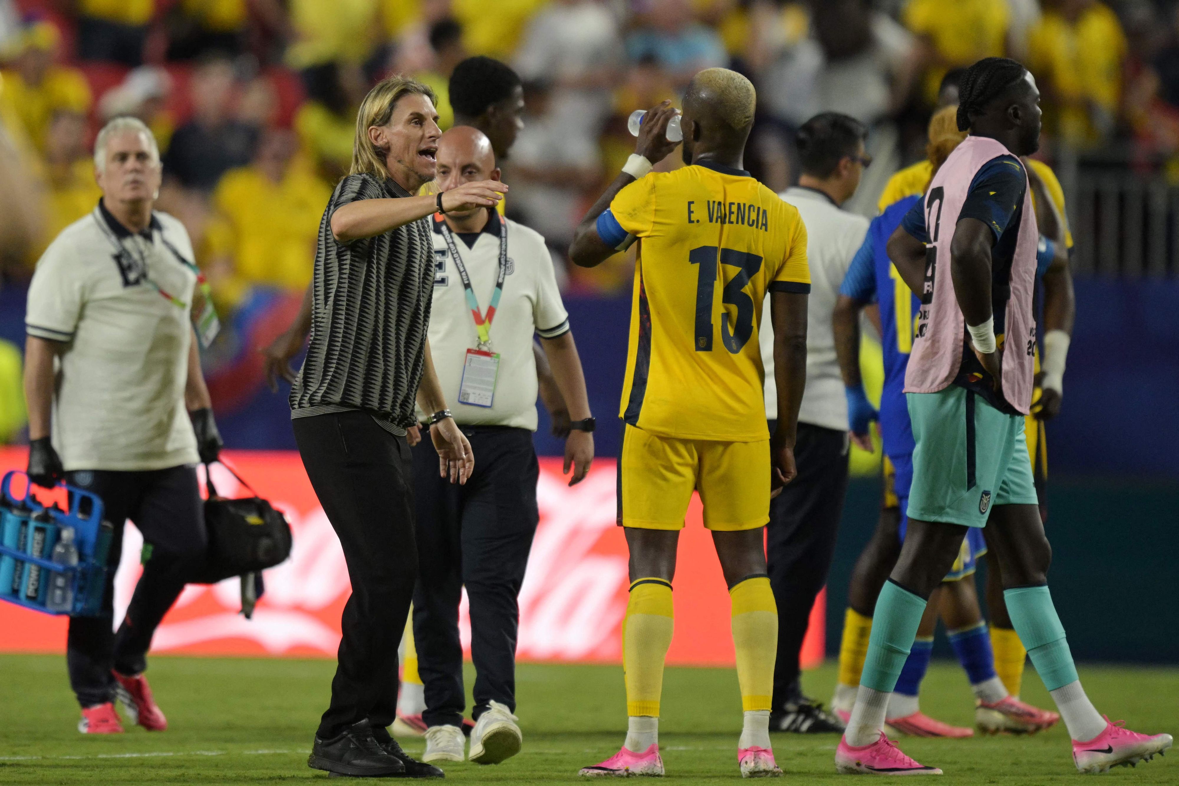 Ecuador-Trainer Sebastián Beccacece gibt seinem Kapitän Enner Valencia Anweisungen.
