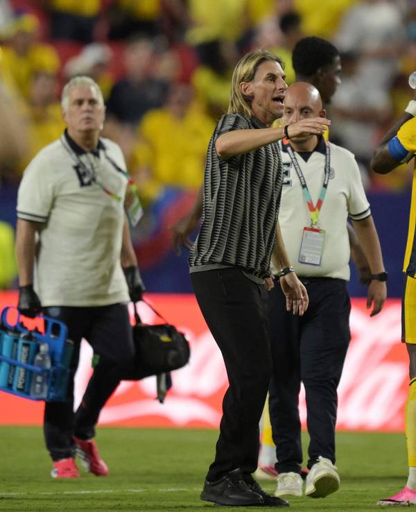 Ecuador-Trainer Sebastián Beccacece gibt seinem Kapitän Enner Valencia Anweisungen.