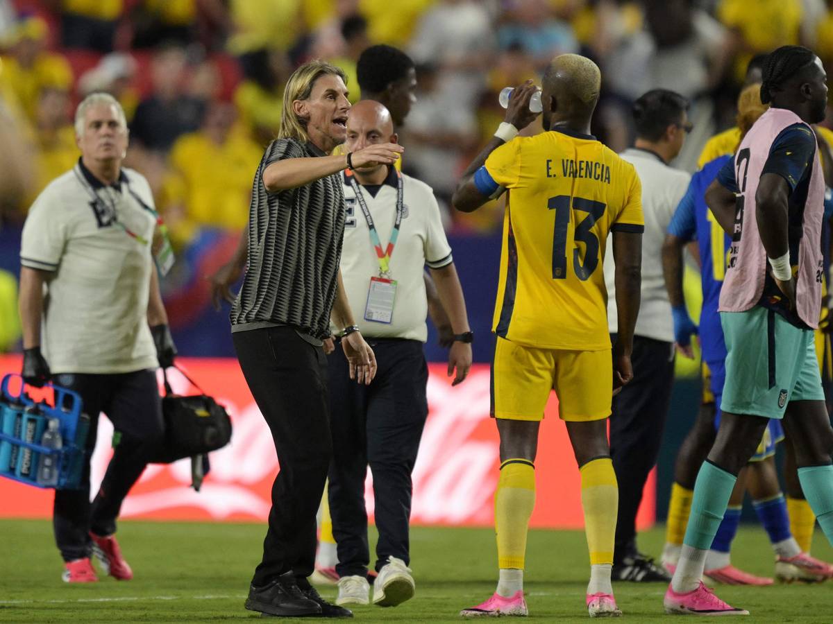 Ecuador-Trainer Sebastián Beccacece gibt seinem Kapitän Enner Valencia Anweisungen.