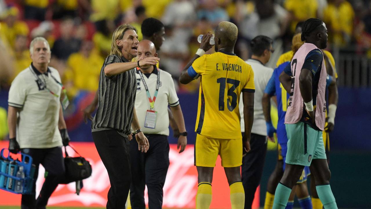 Ecuador-Trainer Sebastián Beccacece gibt seinem Kapitän Enner Valencia Anweisungen.