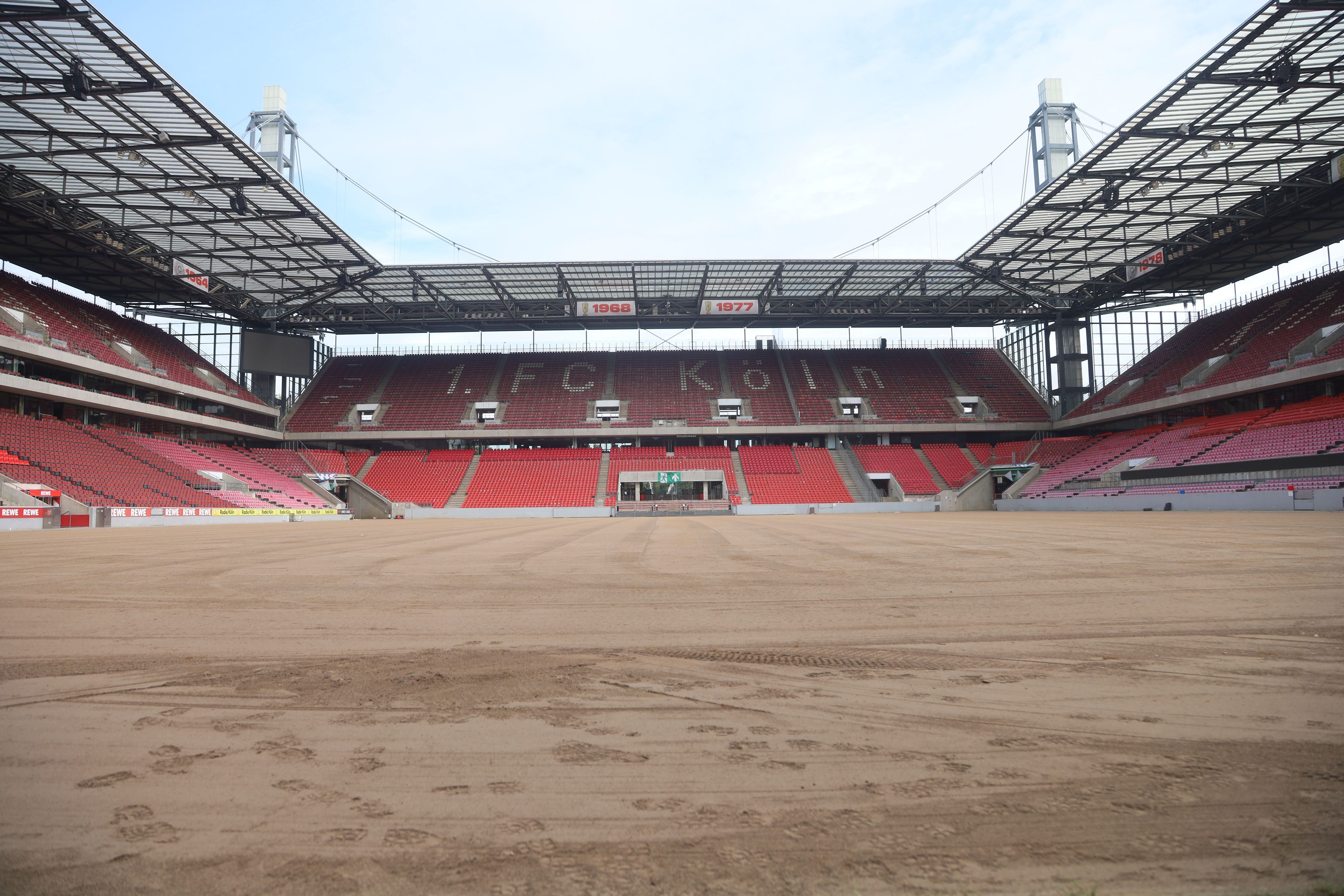 Das Rhein-Energie-Stadion ohne Rasen.