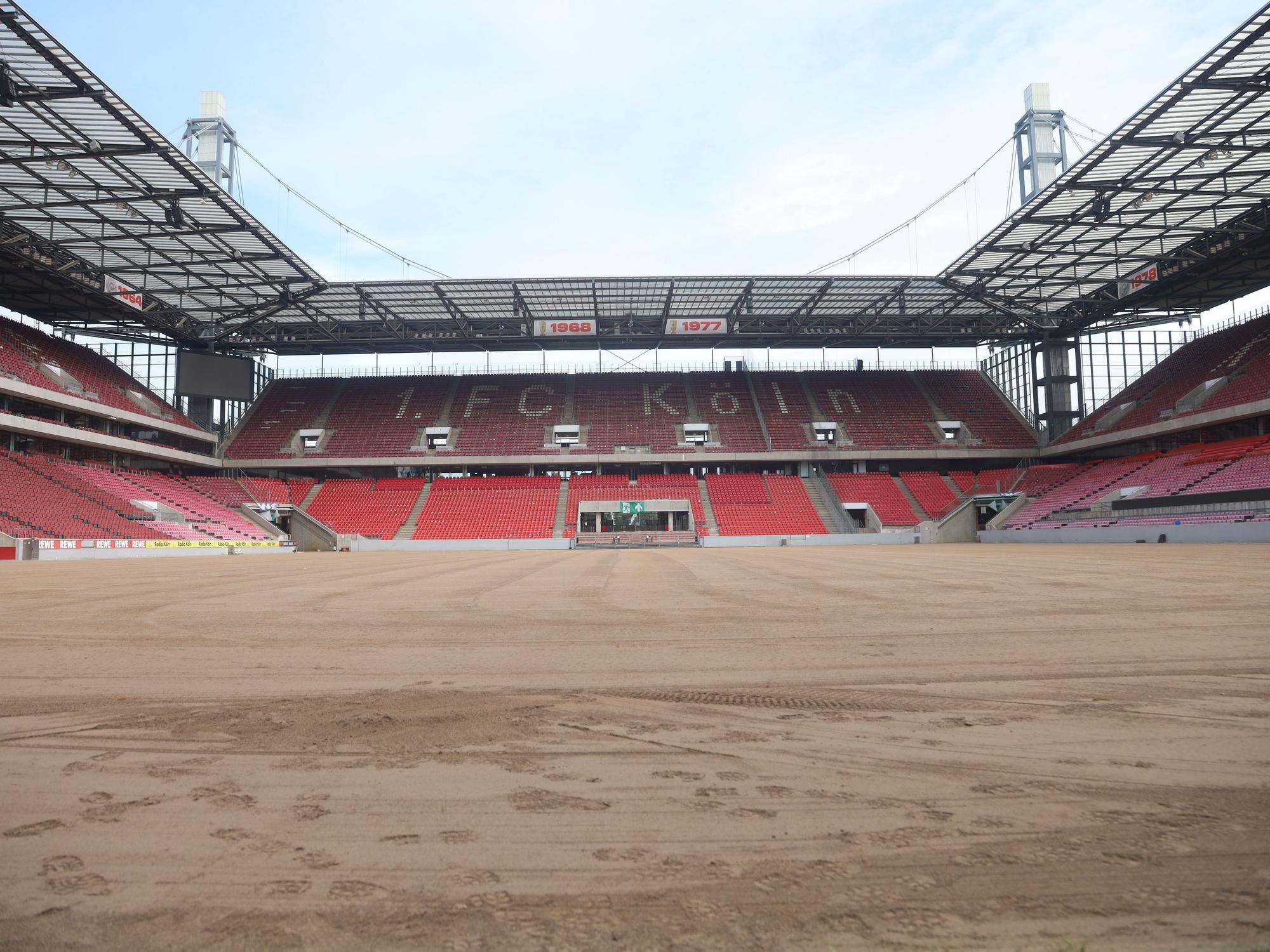 Das Rhein-Energie-Stadion ohne Rasen.