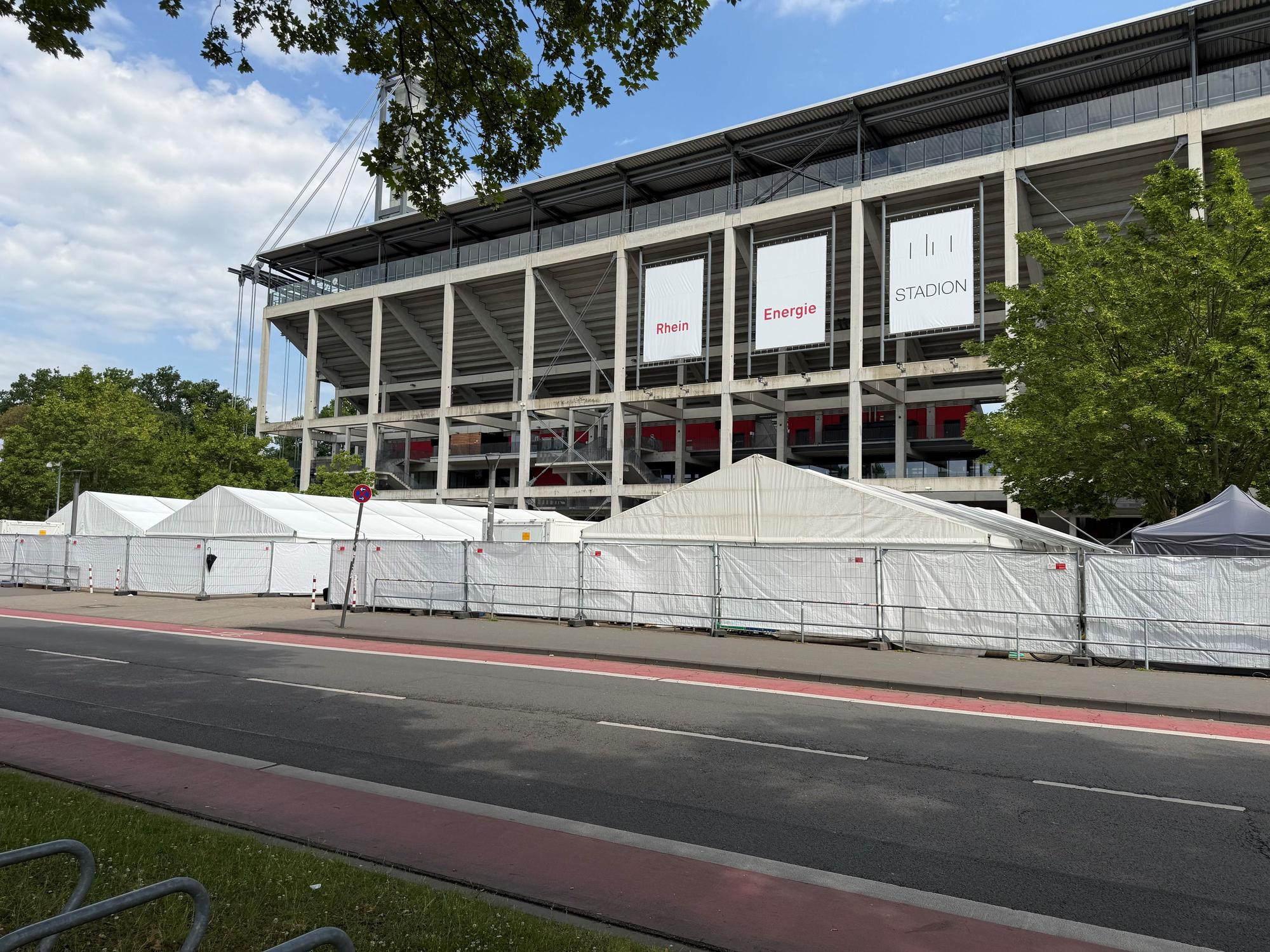 Zelte hinter dem Rhein-Energie-Stadion für die Konzerte.