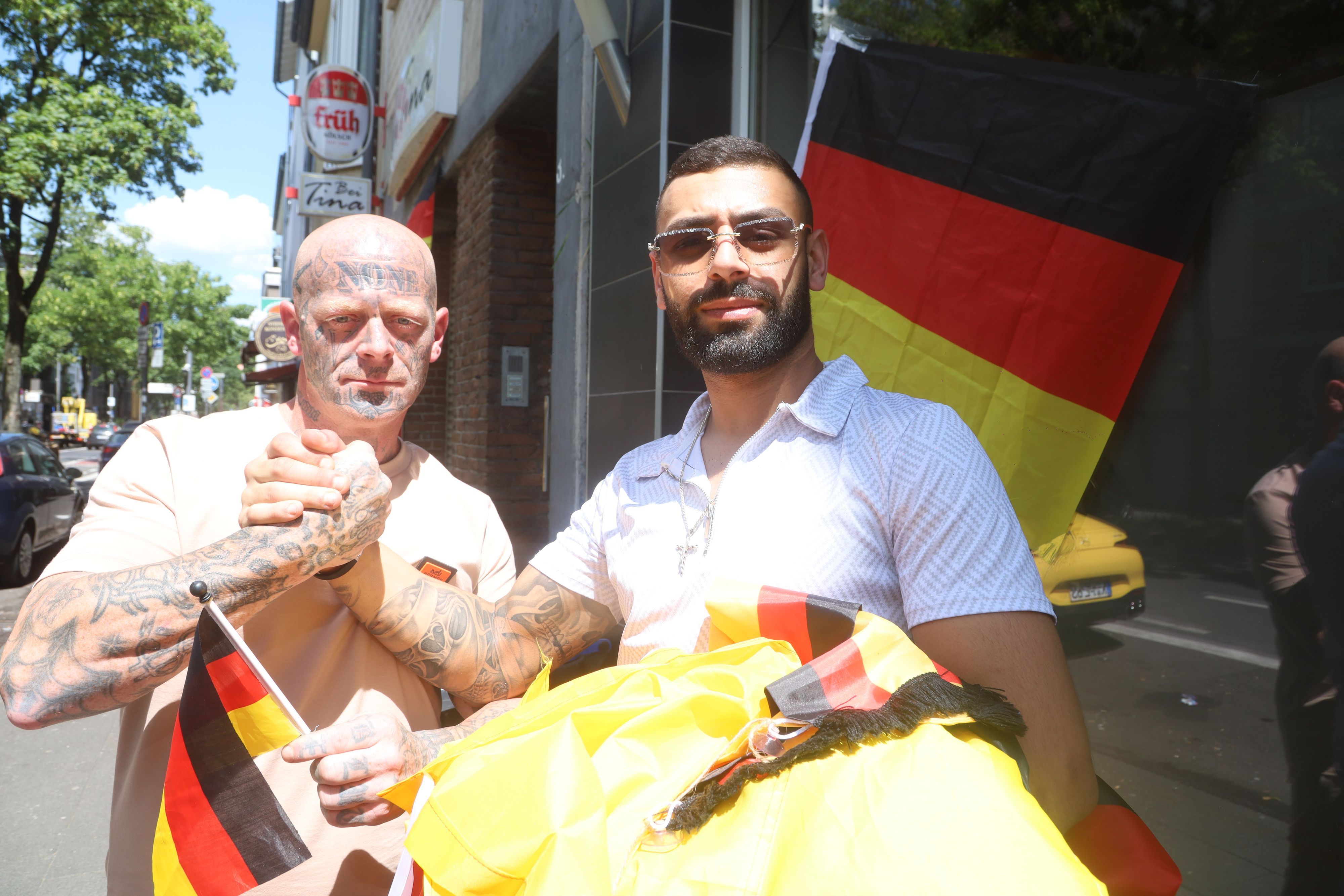 Oliver und Fadi mit Deutschlandfahnen