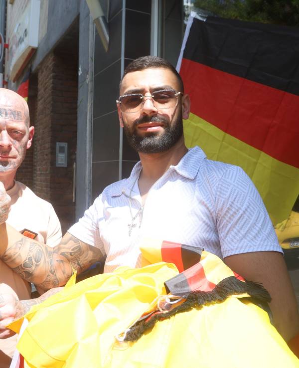 Oliver und Fadi mit Deutschlandfahnen