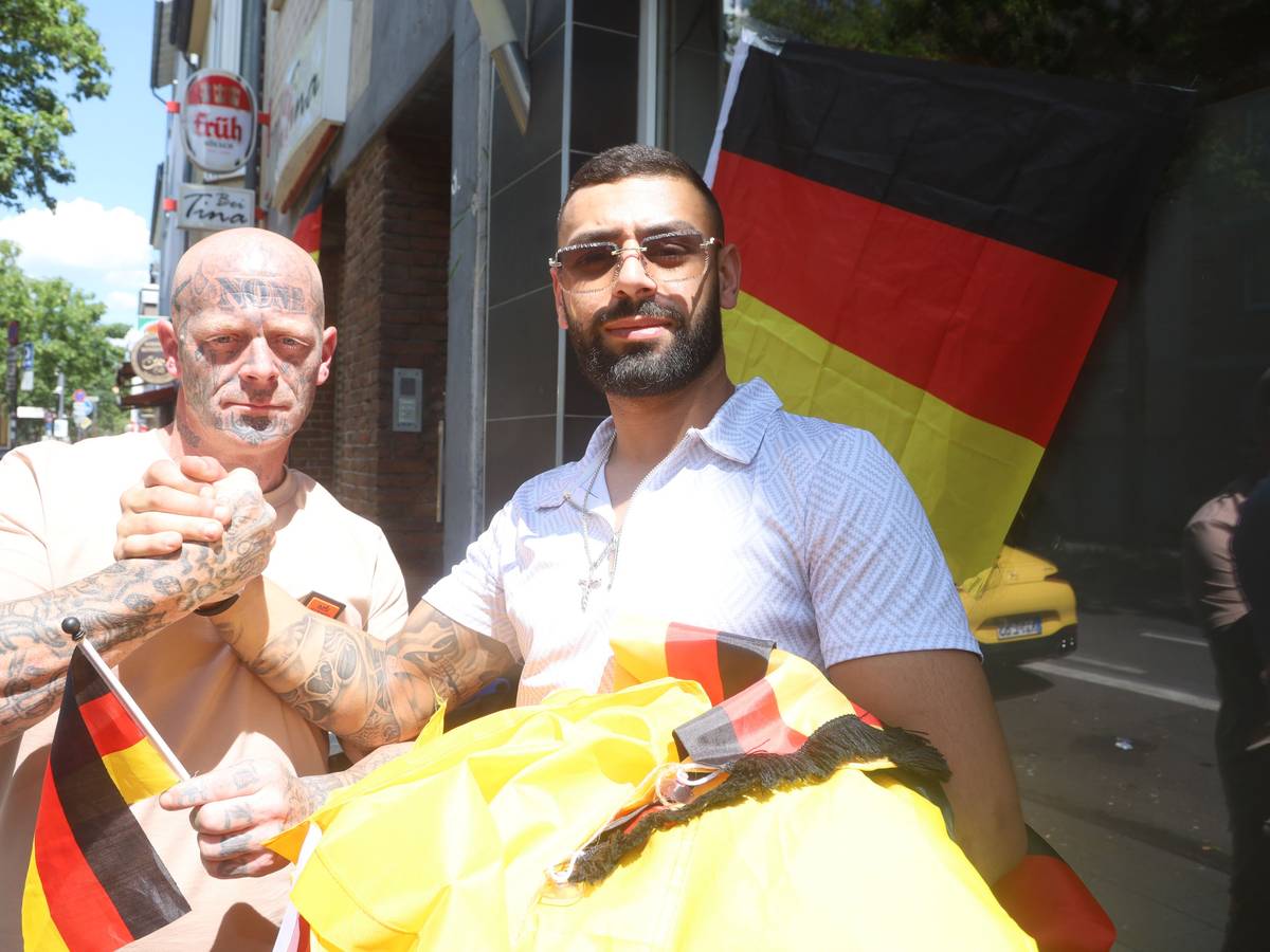 Oliver und Fadi mit Deutschlandfahnen