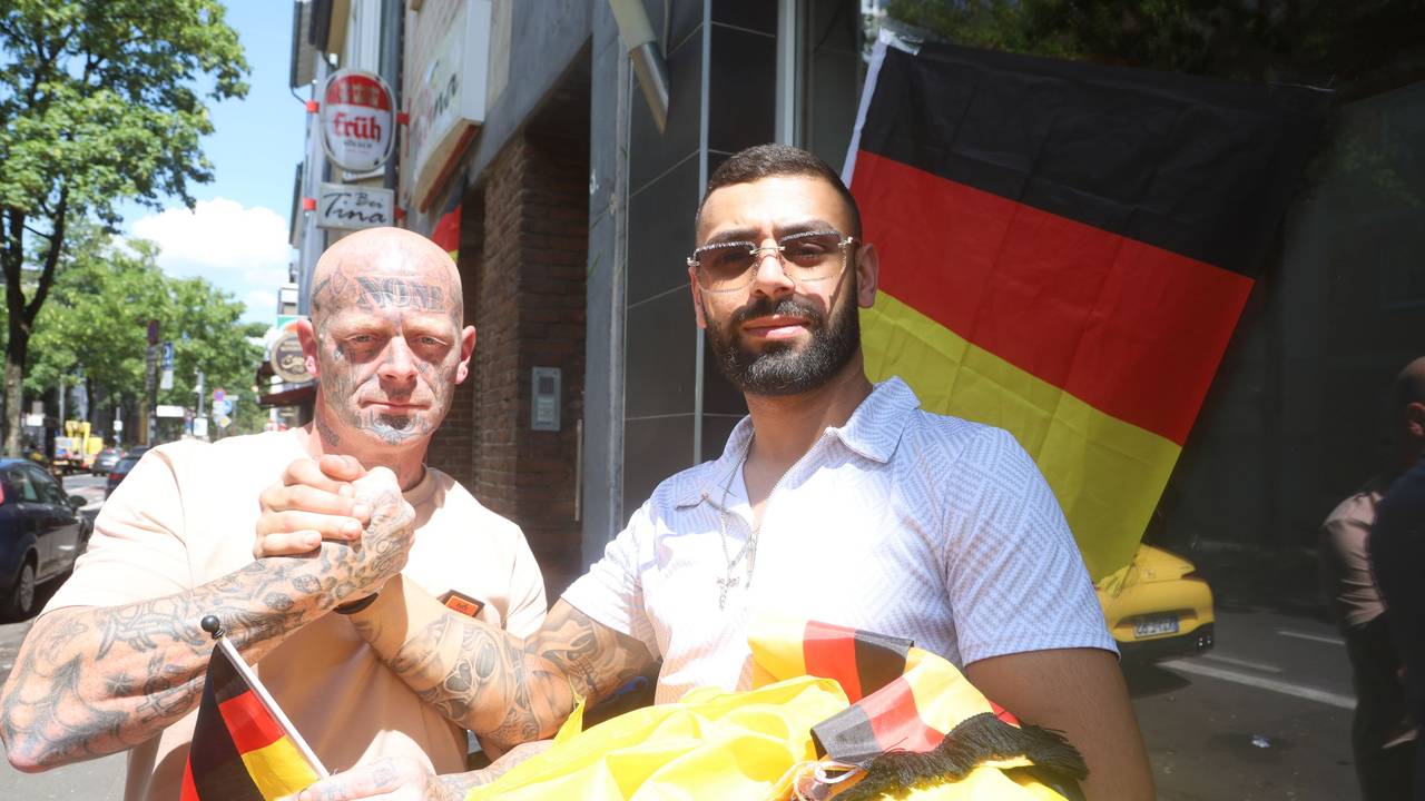 Oliver und Fadi mit Deutschlandfahnen