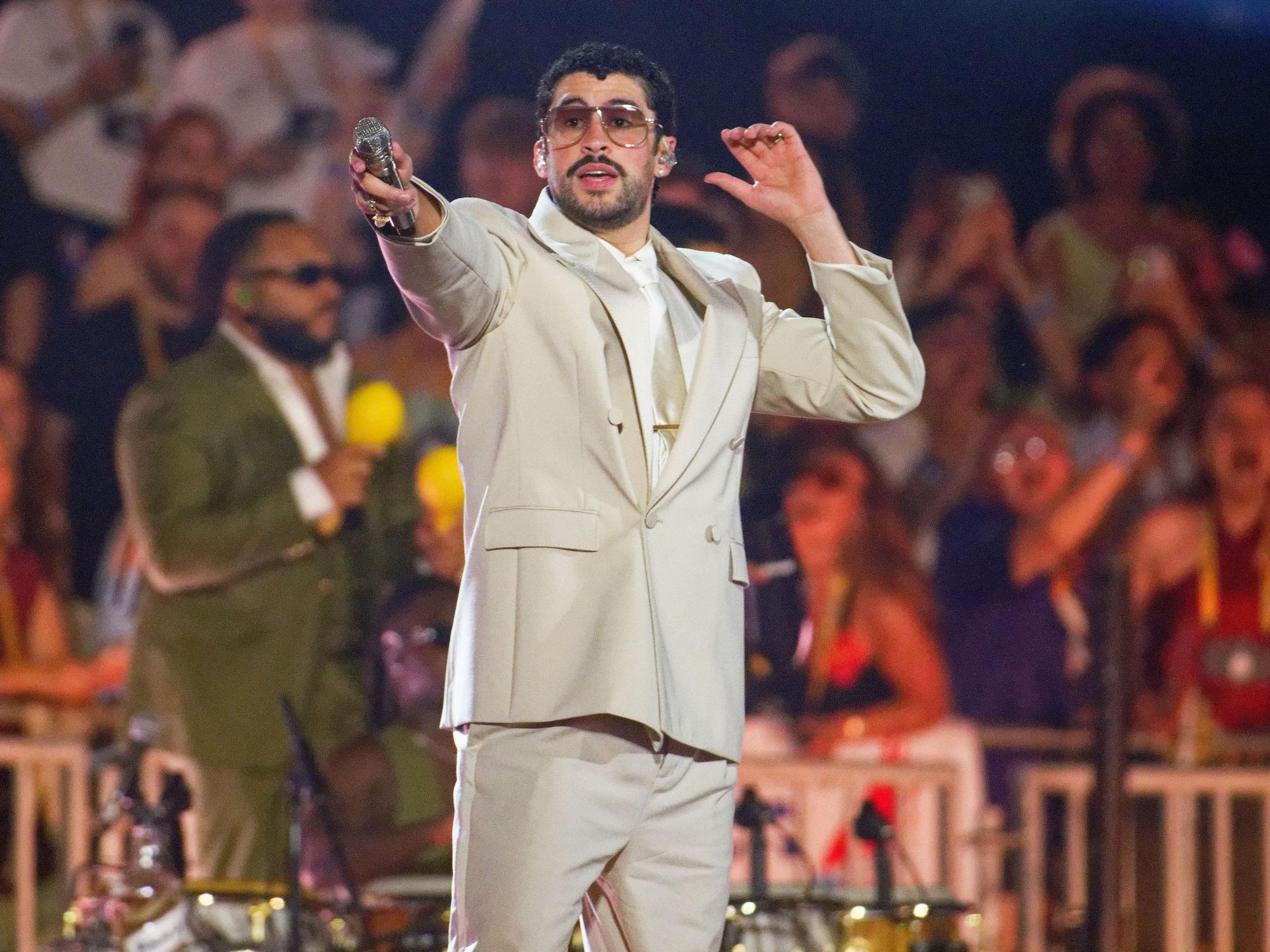 20.06.2026, NA, Düsseldorf: Reggaeton-Star Bad Bunny steht beim ersten von zwei Deutschland-Konzerten auf der Bühne. Foto: Henning Kaiser/dpa - ACHTUNG: Nur zur redaktionellen Verwendung und nur mit vollständiger Nennung des vorstehenden Credits +++ dpa-Bildfunk +++