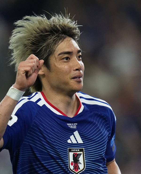 Der Japaner Junya Ito jubelt über sein Tor zum 3:0.
