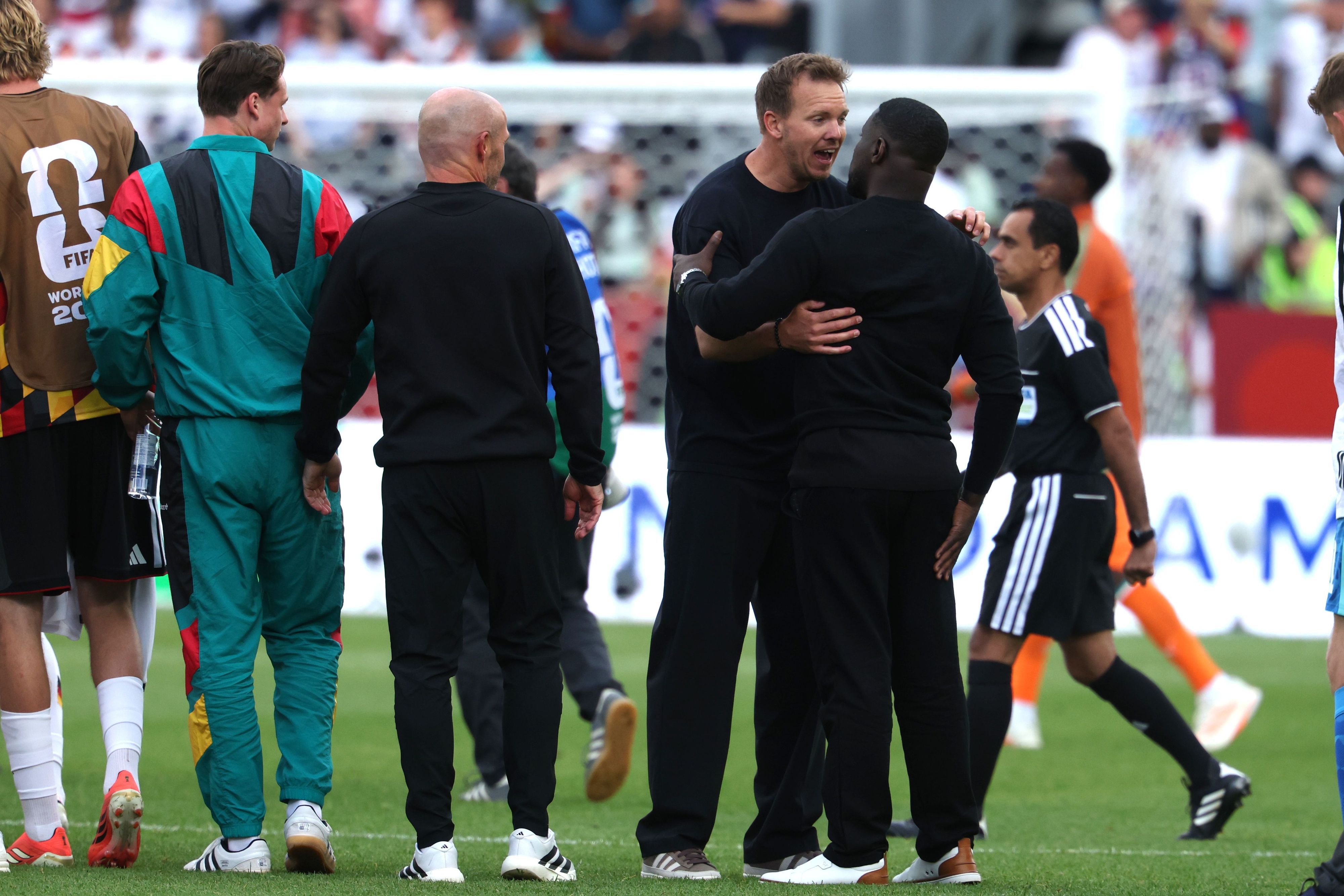 Bundestrainer Julian Nagelsmann (Deutschland) und Trainer Emerse Faé (Elfenbeinküste) diskutieren nach dem Spiel.