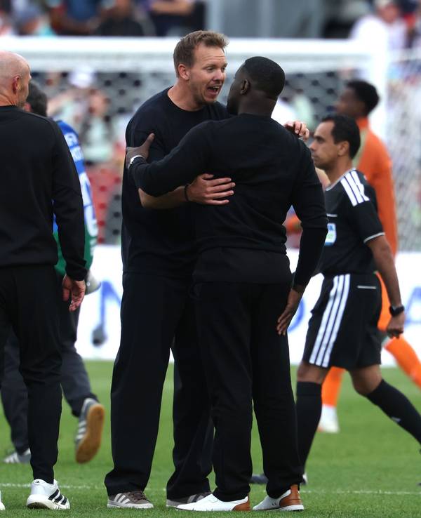 Bundestrainer Julian Nagelsmann (Deutschland) und Trainer Emerse Faé (Elfenbeinküste) diskutieren nach dem Spiel.