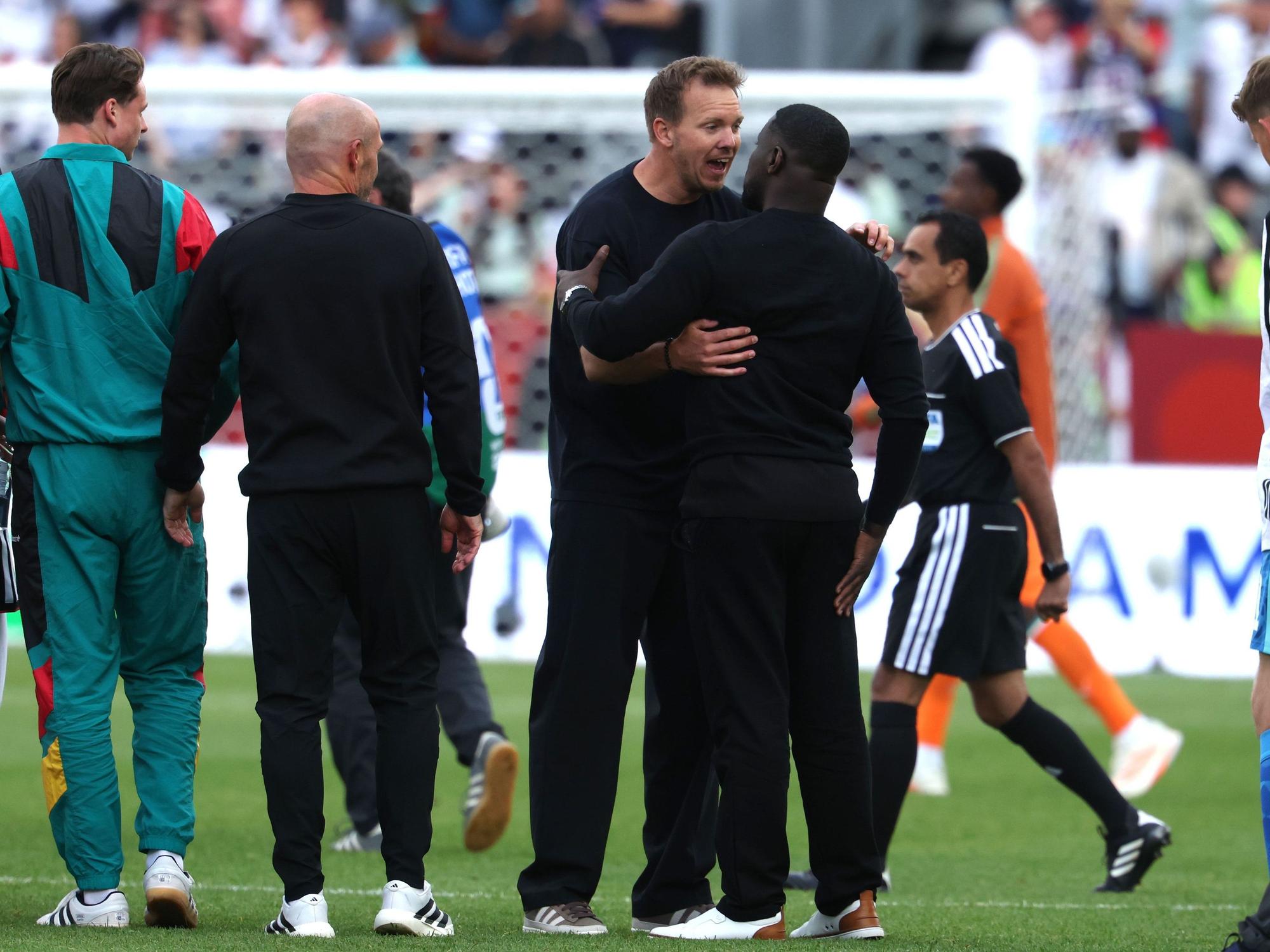 Bundestrainer Julian Nagelsmann (Deutschland) und Trainer Emerse Faé (Elfenbeinküste) diskutieren nach dem Spiel.