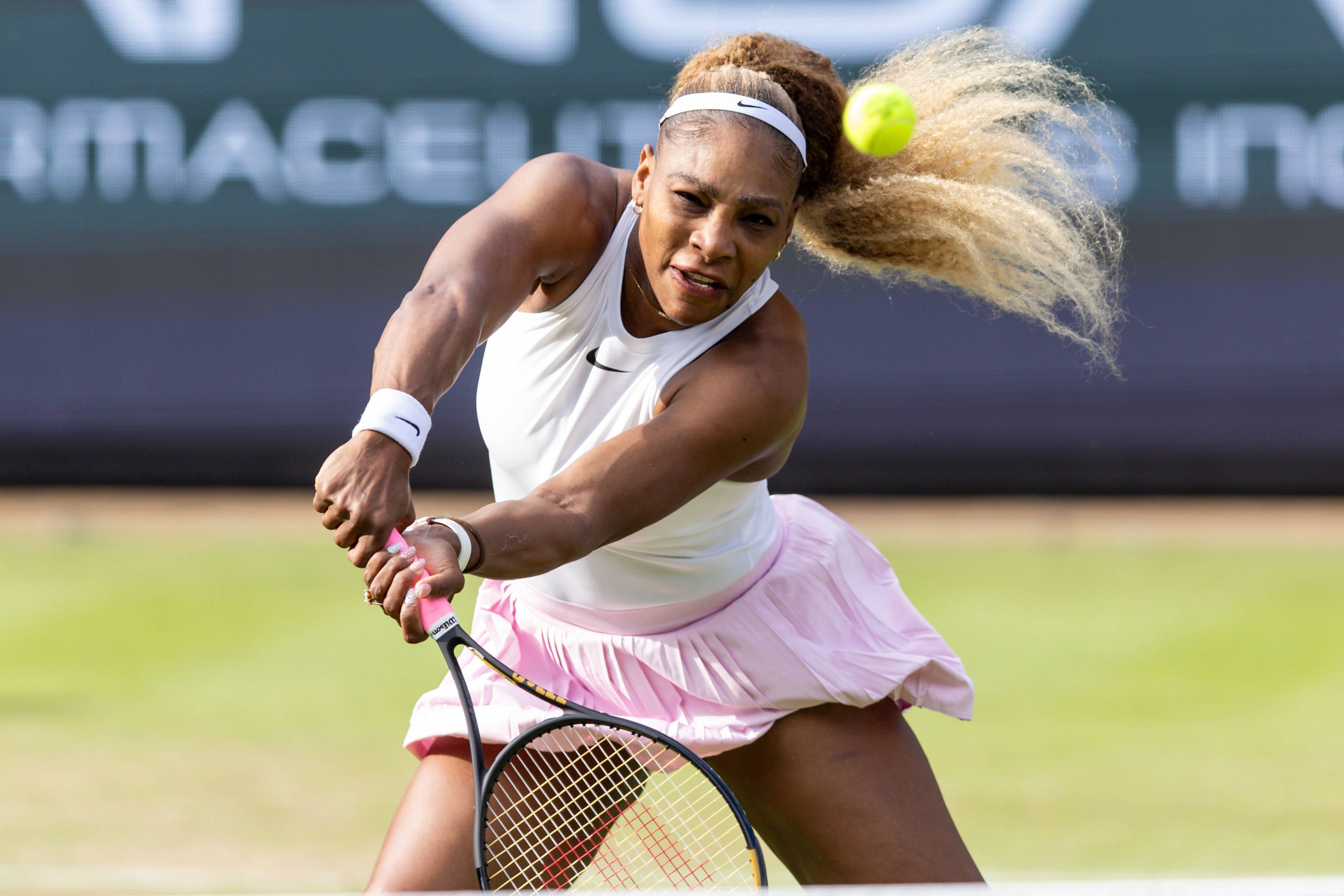 Serena Williams schlägt einen Volley.