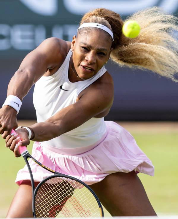 Serena Williams schlägt einen Volley.