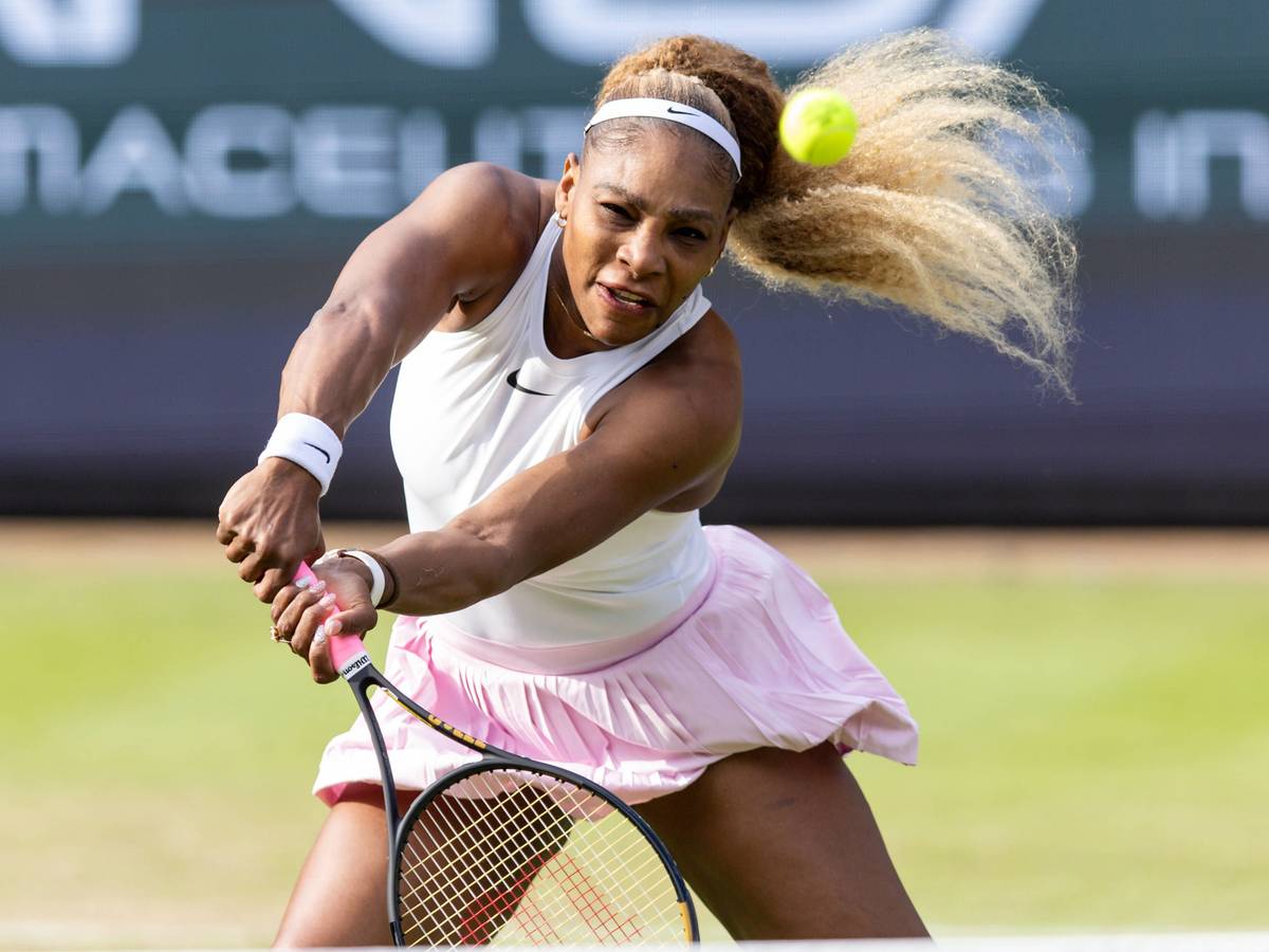 Serena Williams schlägt einen Volley.