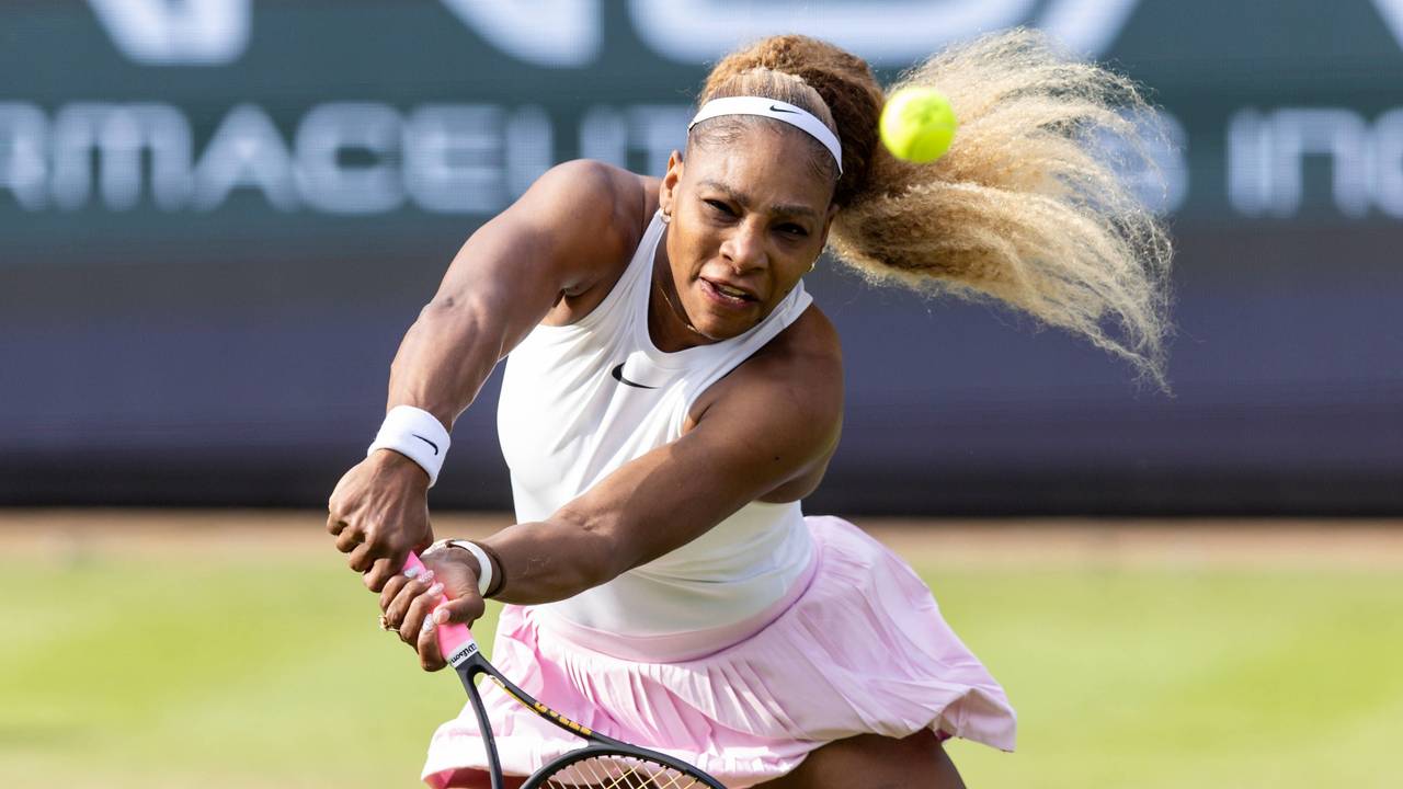 Serena Williams schlägt einen Volley.