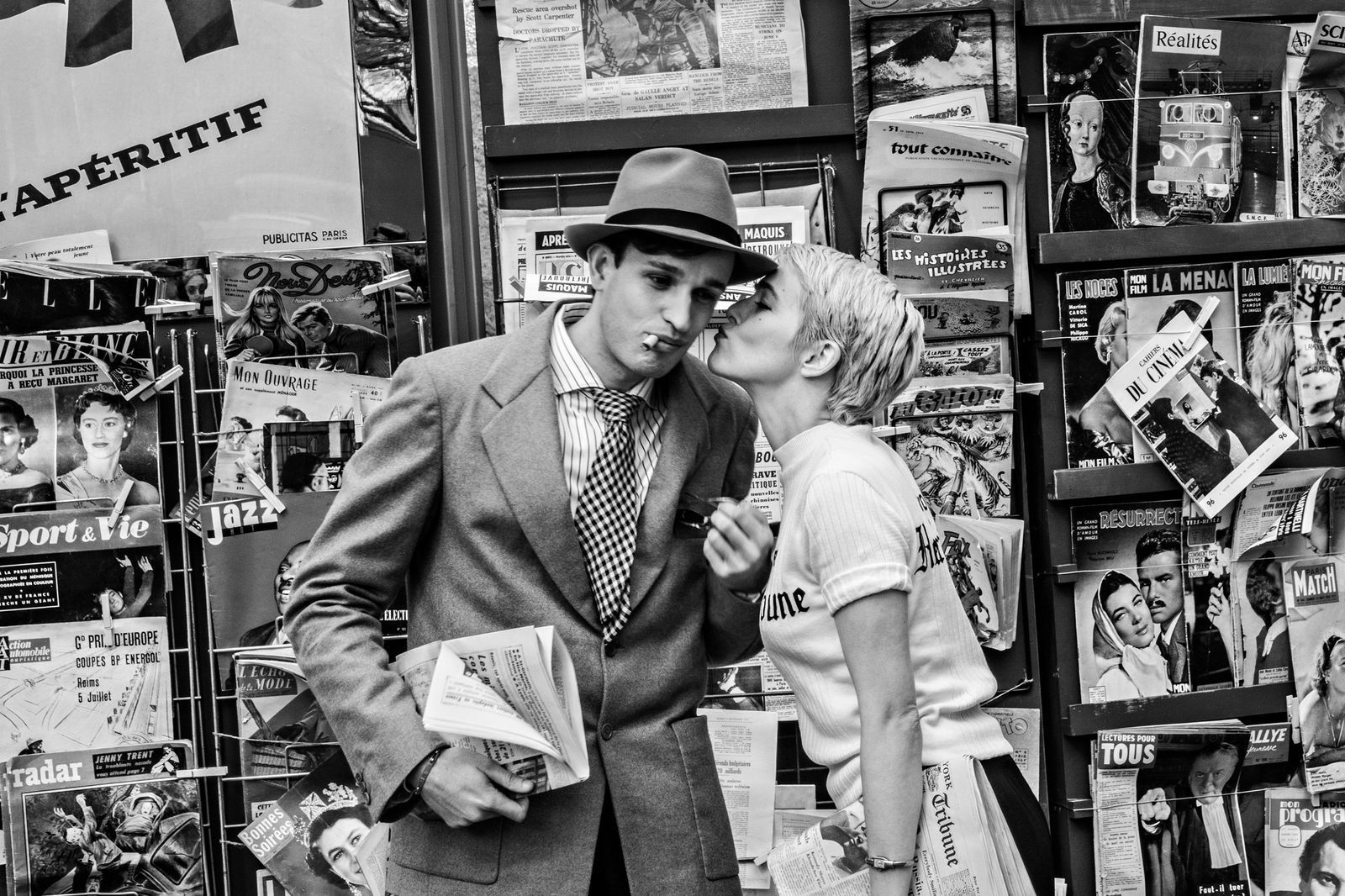 Jean Seberg (Zoey Deutch) drückt Jean-Paul Belmondo (Aubry Dullin) einen Schmatzer auf die Wange: Die bekannte Szene aus „Außer Atem“ ist auch in Richard Linklaters Hommage „Nouvelle Vague“ zu sehen. (Bild: Plaion Pictures/Jean-Louis Fernandez)
