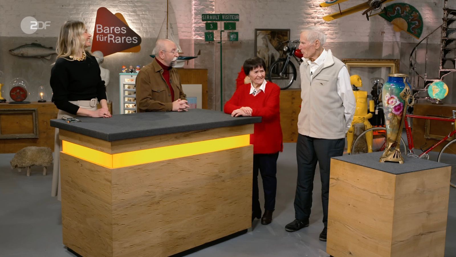 In der Montagsausgabe der ZDF-Sendung „Bares für Rares“ sorgte eine auffällige Vase für Gesprächsstoff.  (Bild: ZDF)