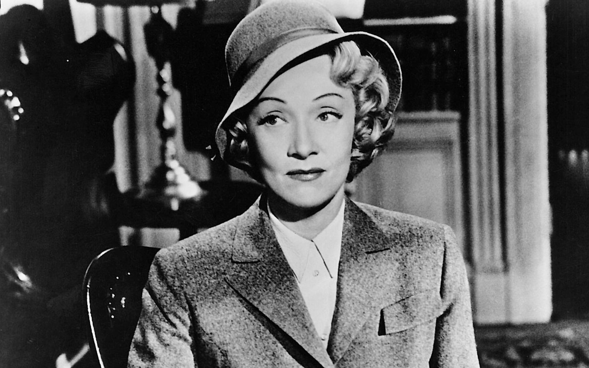 Gerichtsdrama, Krimi und psychologisches Duell: „Zeugin der Anklage“ (1957) hält seine Überraschungen bis zuletzt zurück. Charles Laughton und Marlene Dietrich (Bild) liefern sich ein Schauspiel von höchster Präzision. Wilder beweist hier, dass er nicht nur Komödien beherrschte, sondern auch meisterhaft Spannung erzeugen konnte. (Bild: ARTE / United Artists)