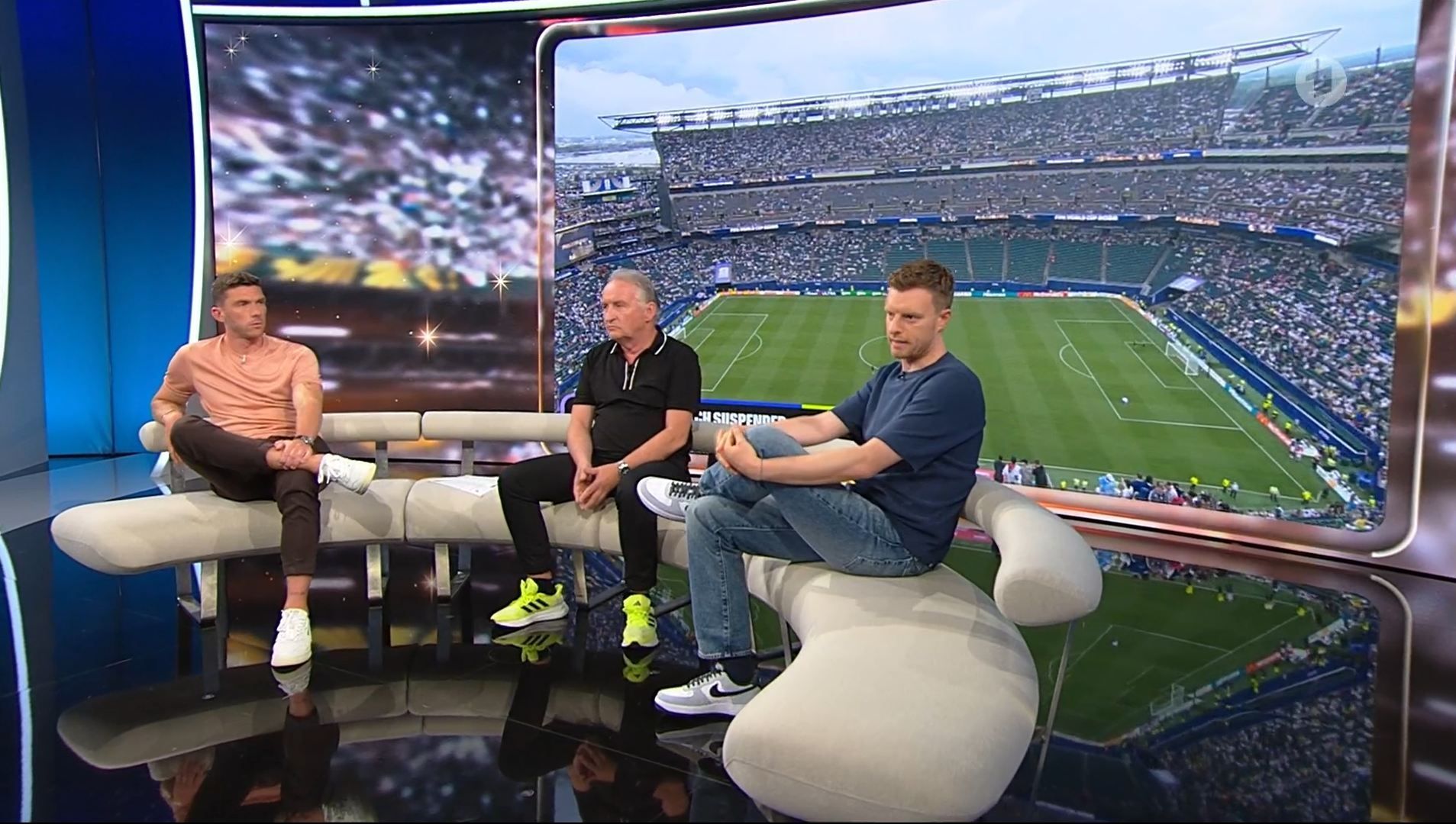 ARD-Studio bei der WM 2026: Malte Völz mit Robin Gosens und Lutz Wagner