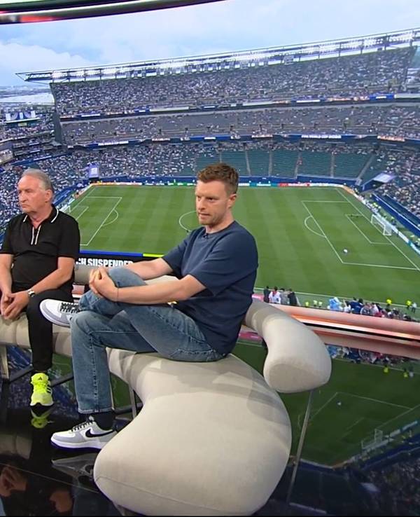 ARD-Studio bei der WM 2026: Malte Völz mit Robin Gosens und Lutz Wagner