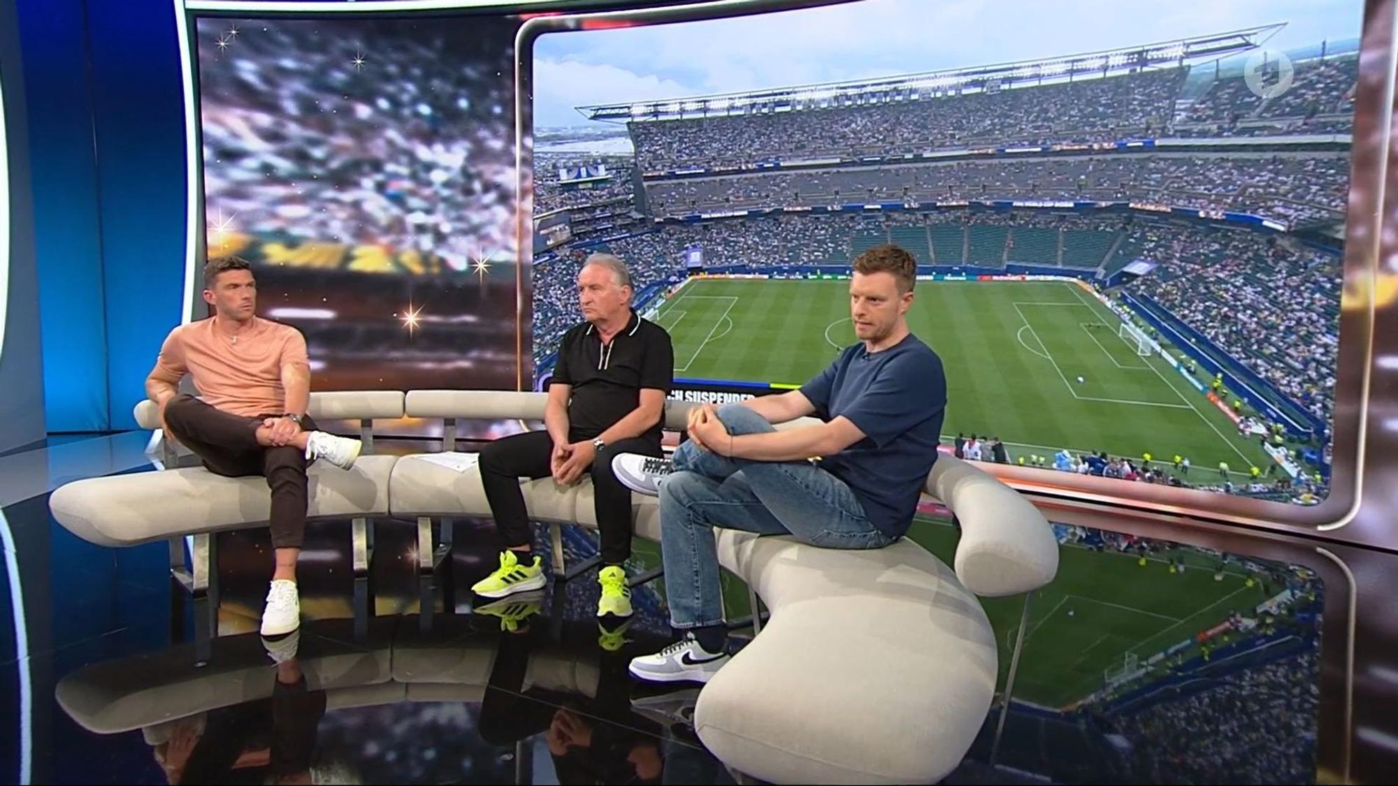 ARD-Studio bei der WM 2026: Malte Völz mit Robin Gosens und Lutz Wagner