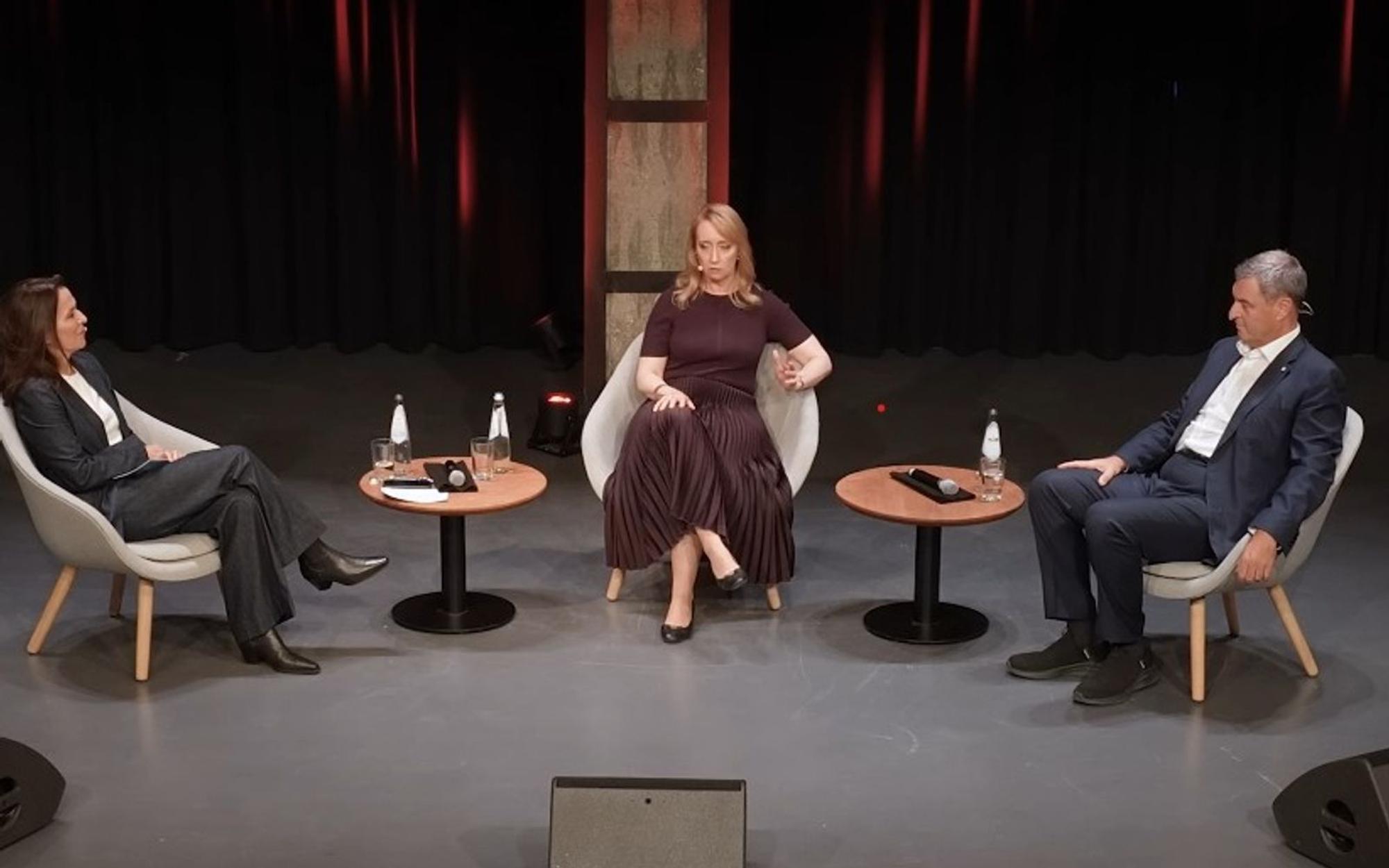 Im Podcast „Politik mit Anne Will“ hieß die Gastgeberin (links) die Journalistin Melanie Amann und den bayrischen Ministerpräsidenten Markus Söder willkommen. (Bild: YouTube / Politik mit Anne Will)