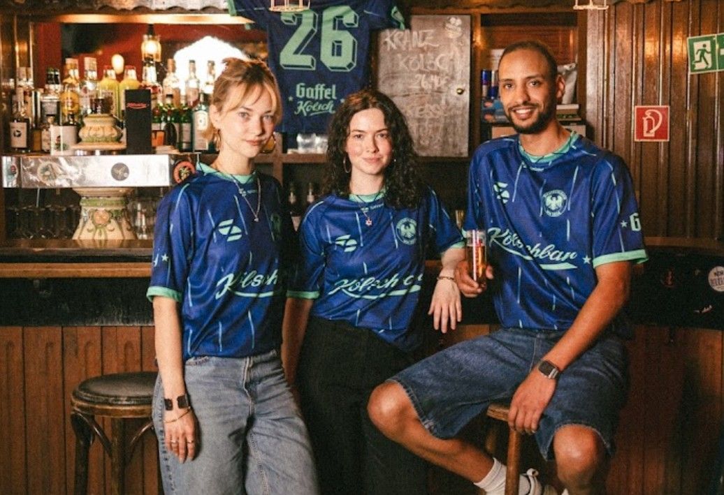 Drei Models tragen das Kölner Trikot für die WM 2026.