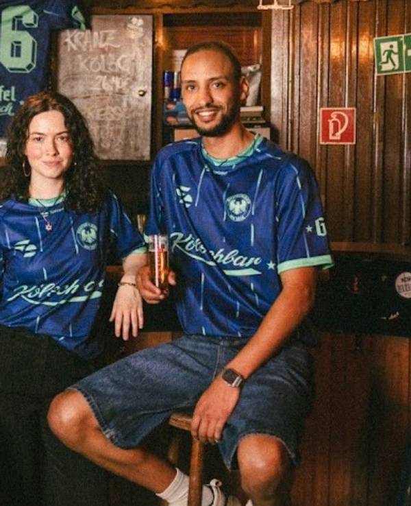Drei Models tragen das Kölner Trikot für die WM 2026.