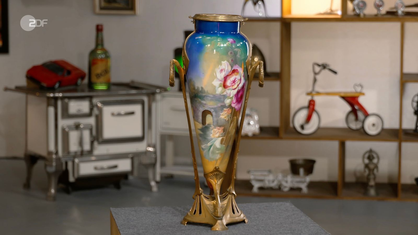 Die Expertin hob beim Anblick der Vase besonders hervor: „Das ist alles handgemalt.“ (Bild: ZDF)