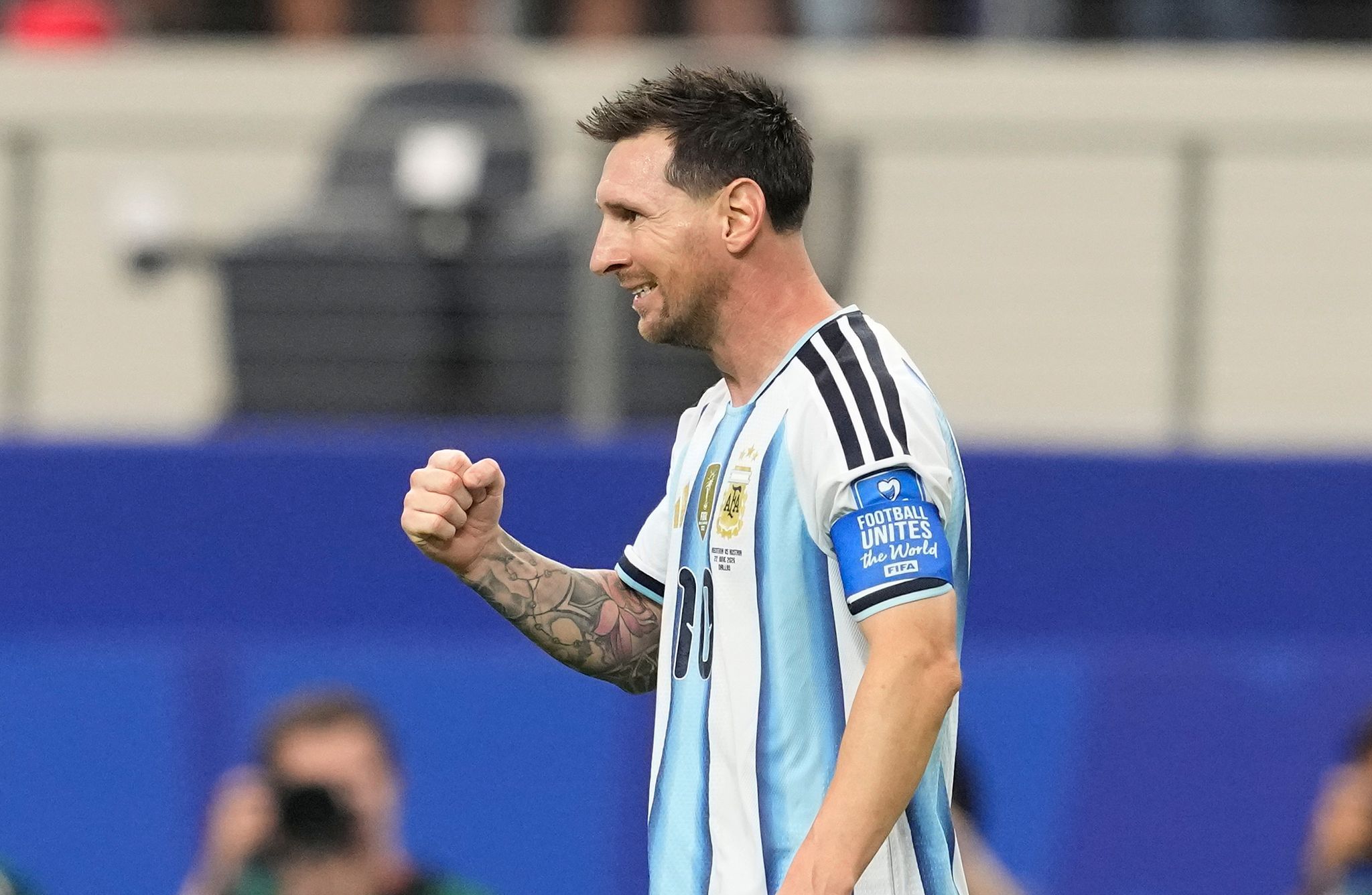Lionel Messi ballt die Faust.