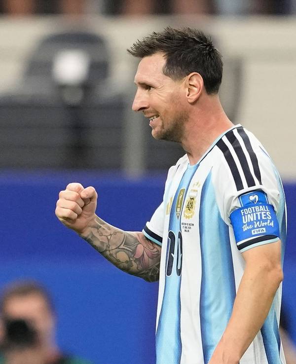Lionel Messi ballt die Faust.