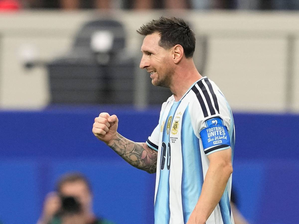 Lionel Messi ballt die Faust.