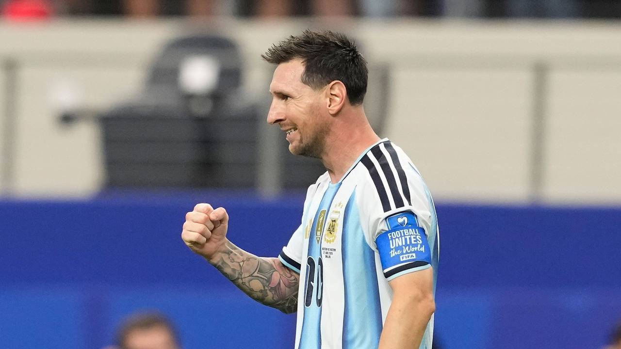 Lionel Messi ballt die Faust.