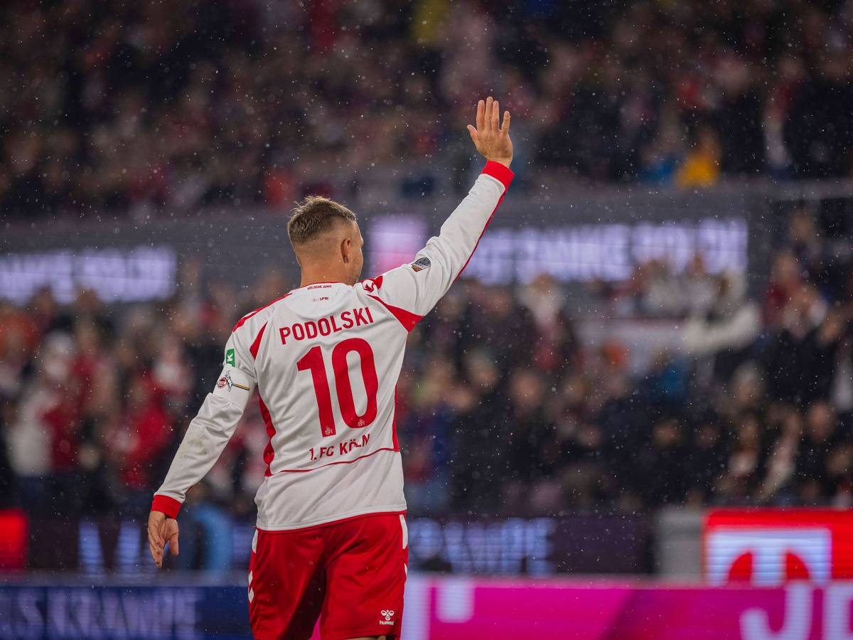 Lukas Podolski winkt rauf auf die Tribüne.
