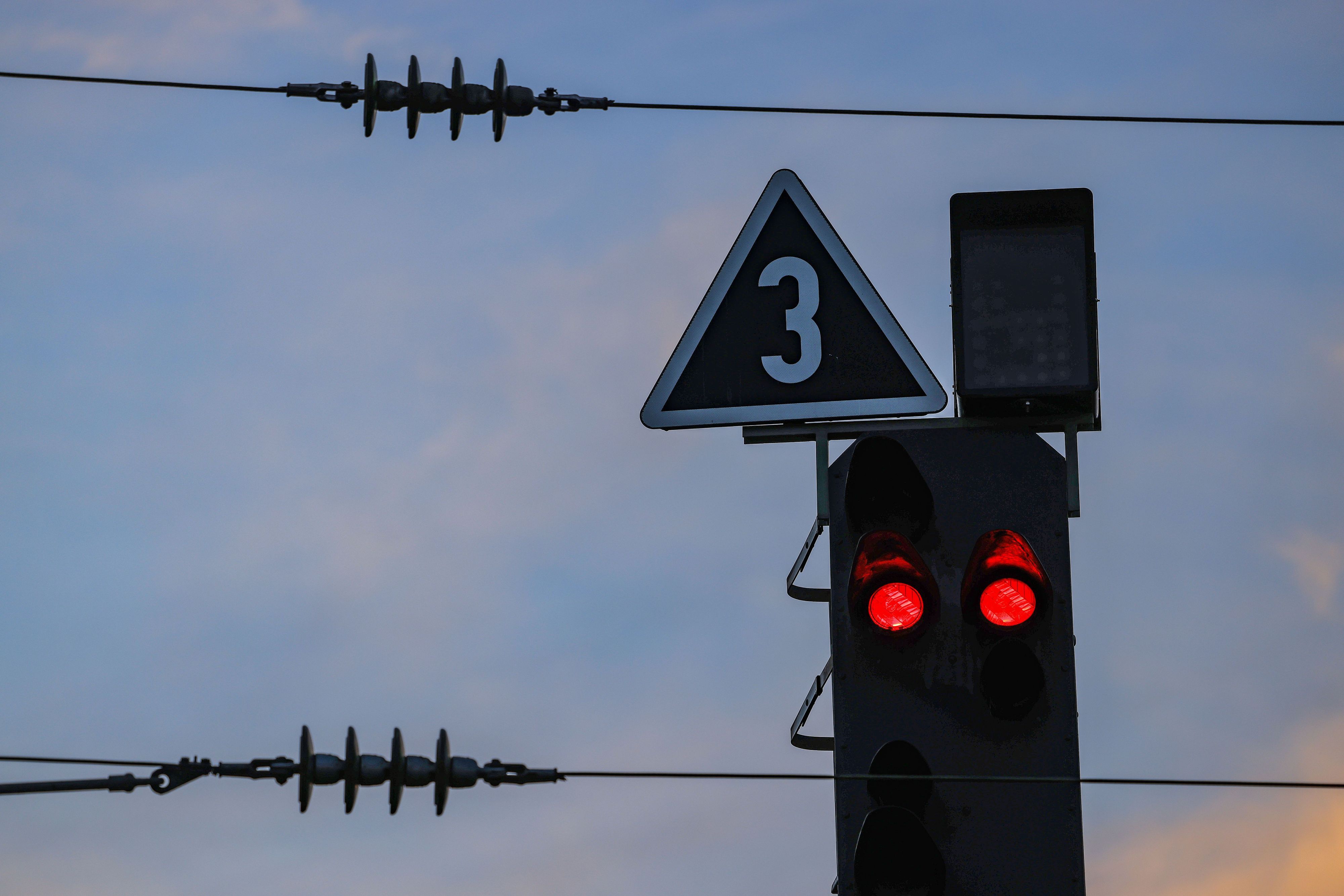 Ein Signal steht auf Rot. Nach einem Blitzeinschlag kommt es bei der Bahn weiter zu Einschränkungen.