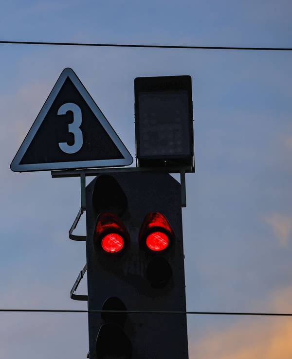 Ein Signal steht auf Rot. Nach einem Blitzeinschlag kommt es bei der Bahn weiter zu Einschränkungen.
