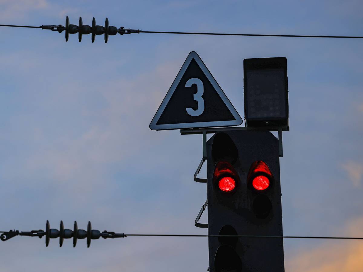 Ein Signal steht auf Rot. Nach einem Blitzeinschlag kommt es bei der Bahn weiter zu Einschränkungen.