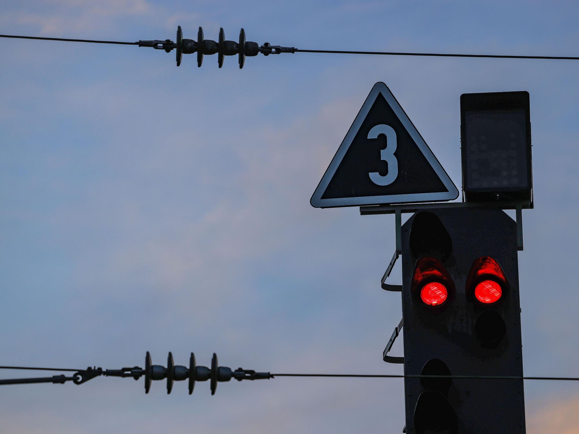 Ein Signal steht auf Rot. Nach einem Blitzeinschlag kommt es bei der Bahn weiter zu Einschränkungen.