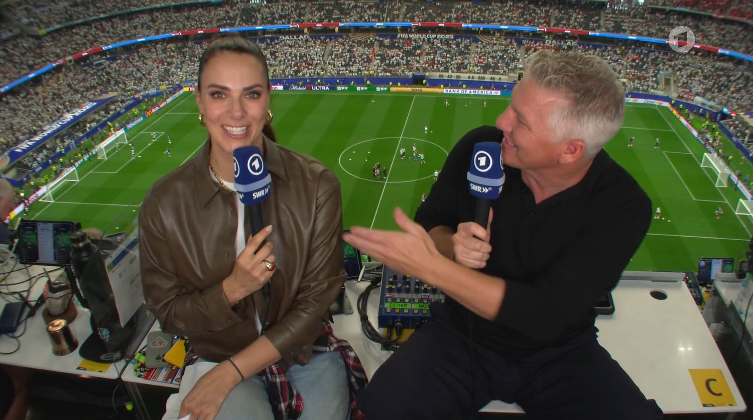 Bastian Schweinsteiger und Esther Seldaczek bei der ARD-Übertragung vor dem WM-Spiel zwischen Argentinien und Österreich.