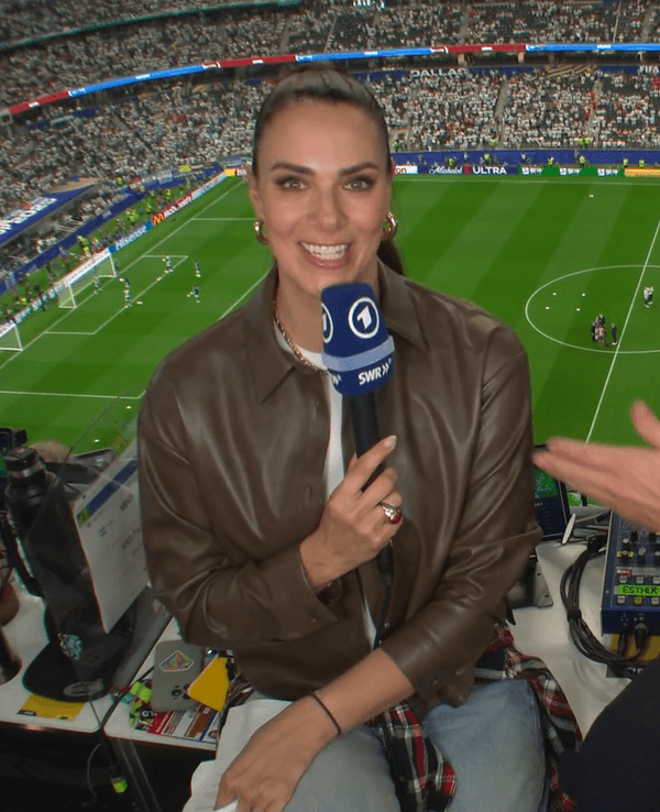 Bastian Schweinsteiger und Esther Seldaczek bei der ARD-Übertragung vor dem WM-Spiel zwischen Argentinien und Österreich.