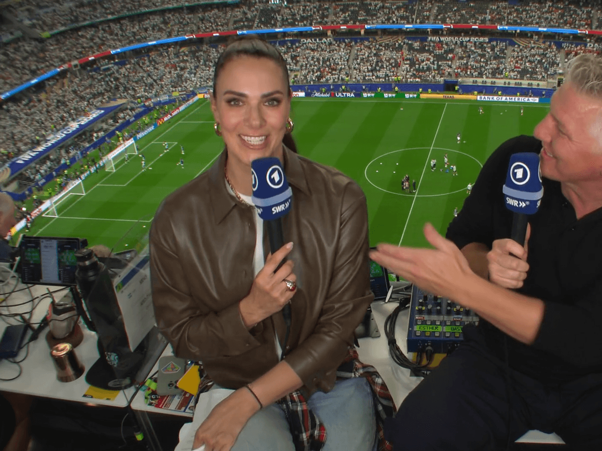 Bastian Schweinsteiger und Esther Seldaczek bei der ARD-Übertragung vor dem WM-Spiel zwischen Argentinien und Österreich.