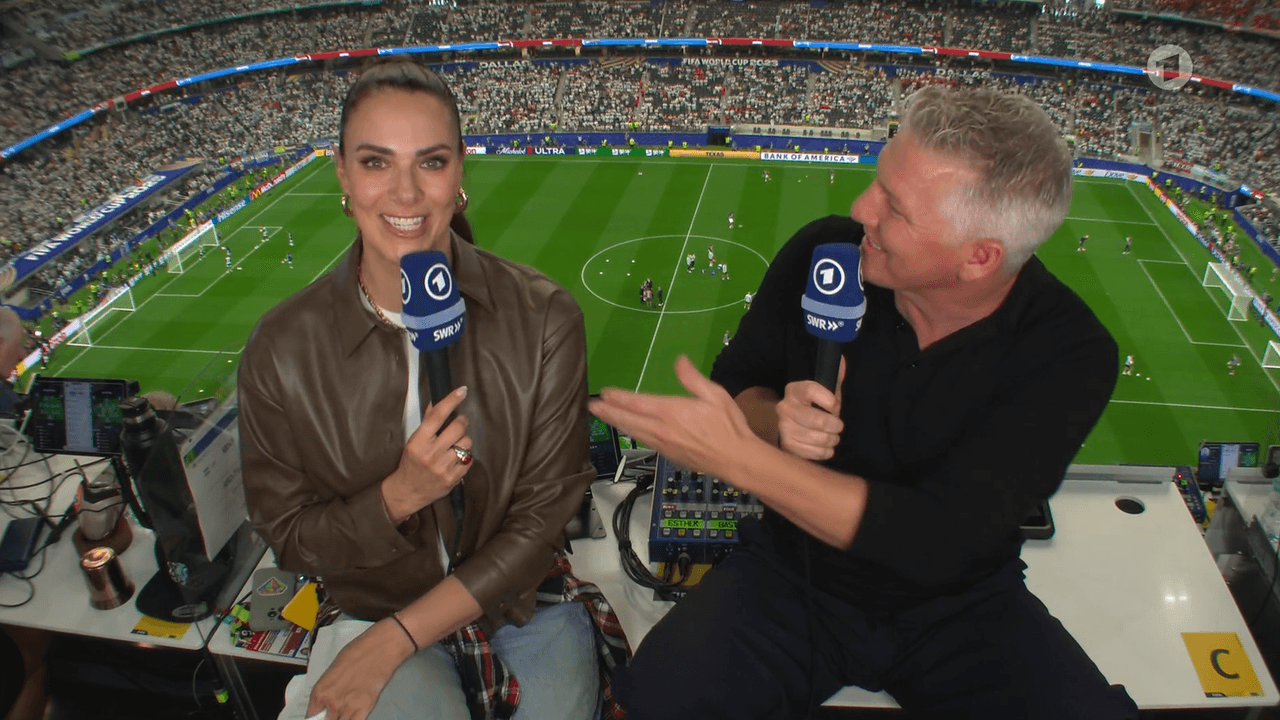 Bastian Schweinsteiger und Esther Seldaczek bei der ARD-Übertragung vor dem WM-Spiel zwischen Argentinien und Österreich.