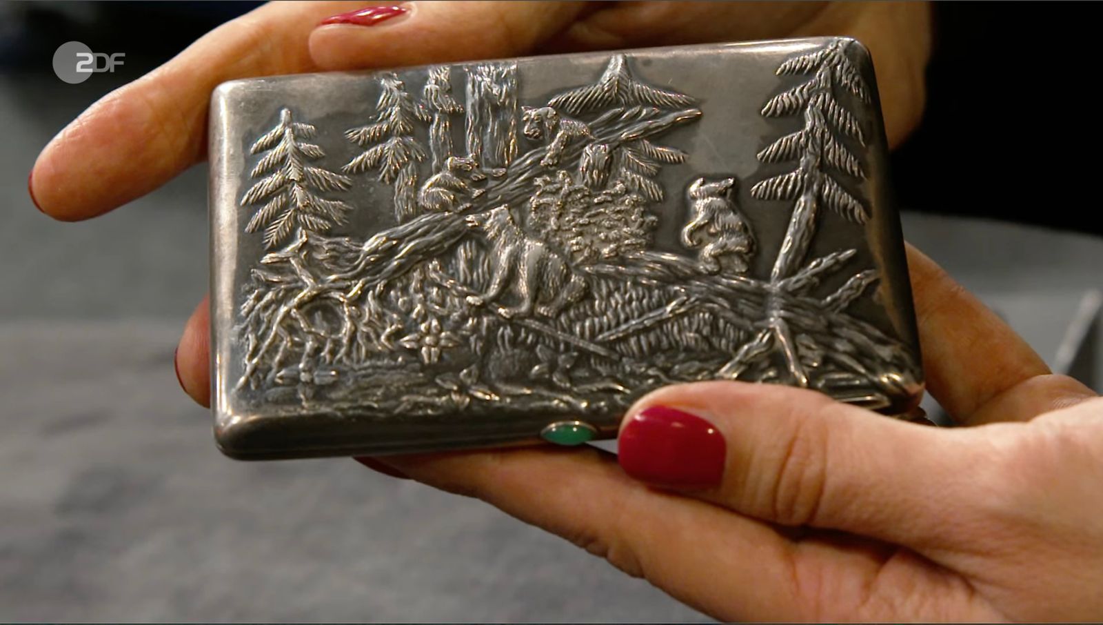 Bianca Berding datierte ein Etui mit Bärenmotiv zwischen 1908 und 1917.  (Bild: ZDF)