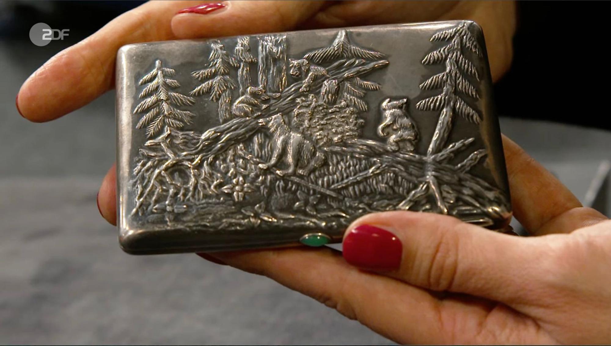 Bianca Berding datierte ein Etui mit Bärenmotiv zwischen 1908 und 1917. (Bild: ZDF)
