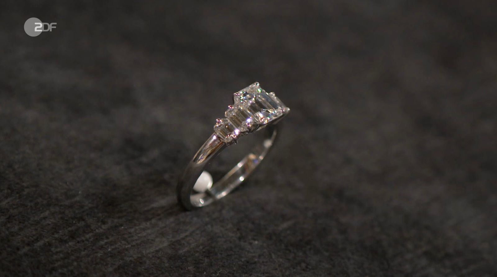 Heide Rezepa-Zabel schätzte den Wert eines Diamantrings auf 5.500 bis 6.000 Euro.  (Bild: ZDF)