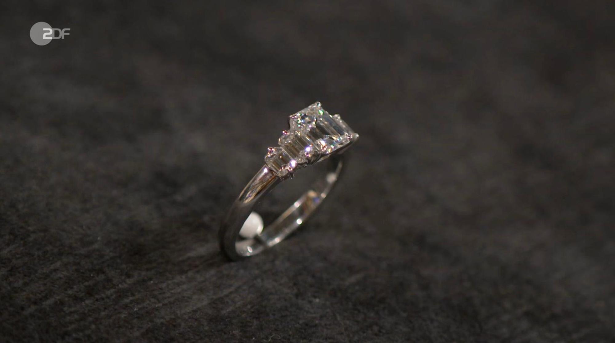 Heide Rezepa-Zabel schätzte den Wert eines Diamantrings auf 5.500 bis 6.000 Euro. (Bild: ZDF)