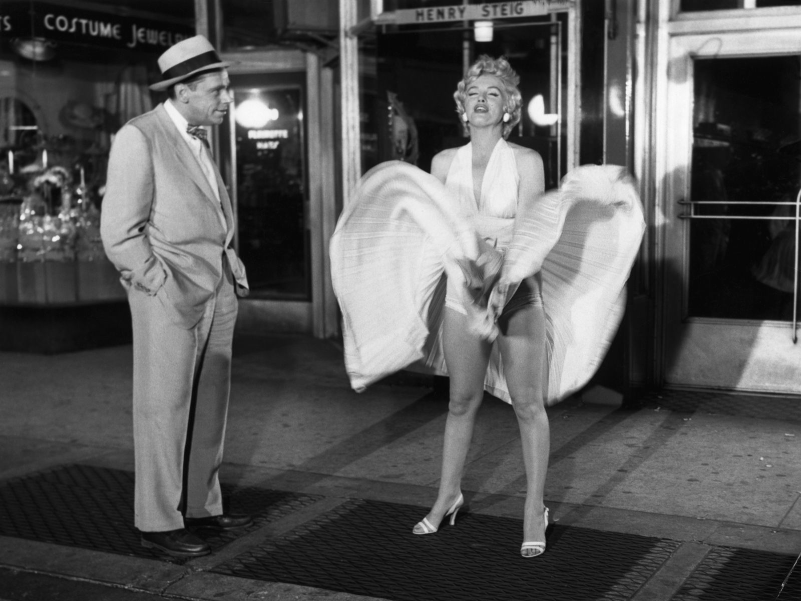 Marilyn Monroe über einem U-Bahn-Schacht: Dieses Bild aus „Das verflixte 7. Jahr“ (1955) wurde berühmter als der Film selbst. Dabei steckt hinter der ikonischen Szene eine intelligente Komödie über männliche Fantasien und Midlife-Krisen. (Bild: Getty Images/Bettmann)