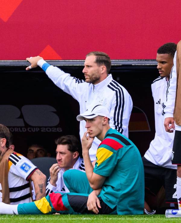 Nico Schlotterbeck sitzt beim DFB-Spiel gegen die Elfenbeinküste am Seitenrand.